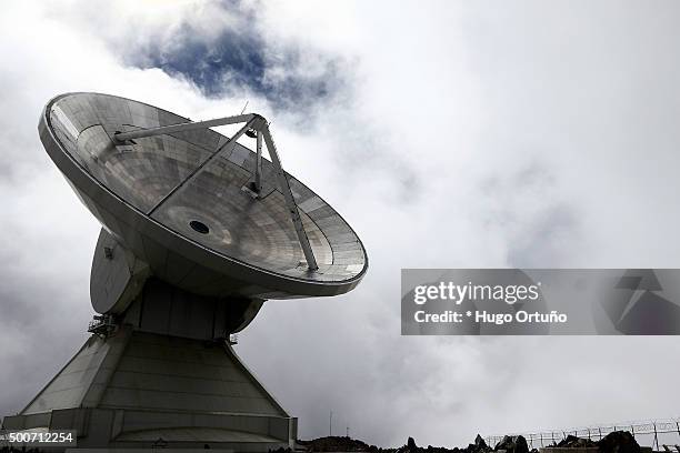 the large millimeter telescope (lmt), the world's largest radio telescope - agujero imagens e fotografias de stock