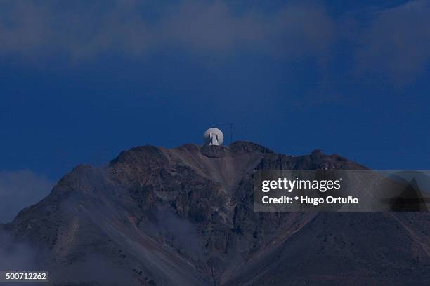 the large millimeter telescope (lmt), the world's largest radio telescope - agujero stockfoto's en -beelden