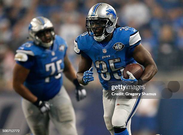 Joique Bell of the Detroit Lions carries the ball during the game against the Philadelphia Eagles at Ford Field on November 26, 2015 in Detroit,...