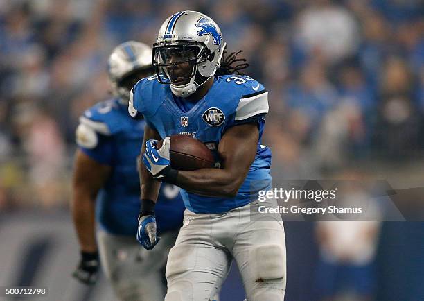 Joique Bell of the Detroit Lions carries the ball during the game against the Philadelphia Eagles at Ford Field on November 26, 2015 in Detroit,...
