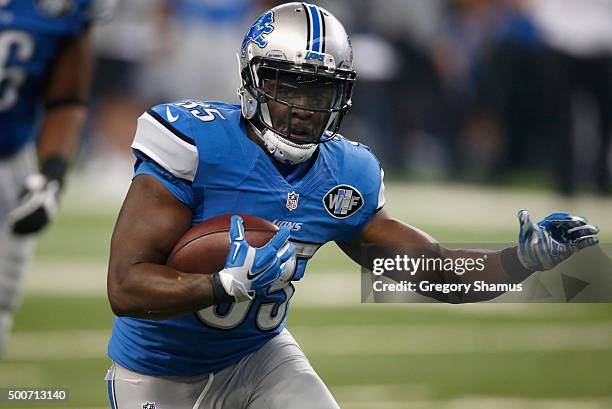 Joique Bell of the Detroit Lions runs the ball up field while playing ghte Minnesota Vikings at Ford Field on October 25, 2015 in Detroit, Michigan....