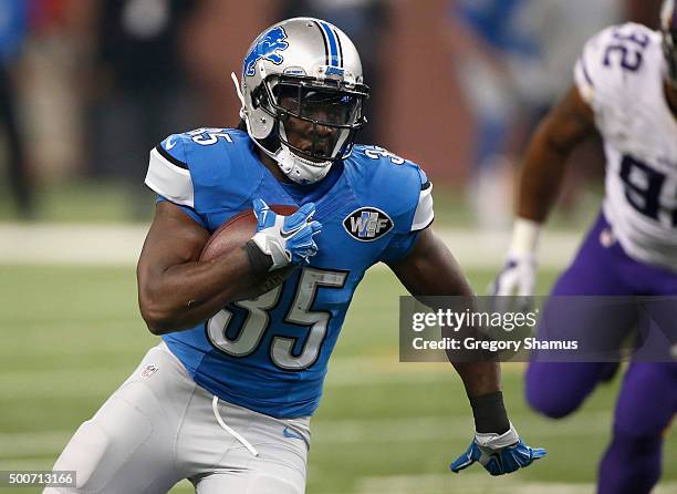 Joique Bell of the Detroit Lions runs the ball up field while playing ghte Minnesota Vikings at Ford Field on October 25, 2015 in Detroit, Michigan....