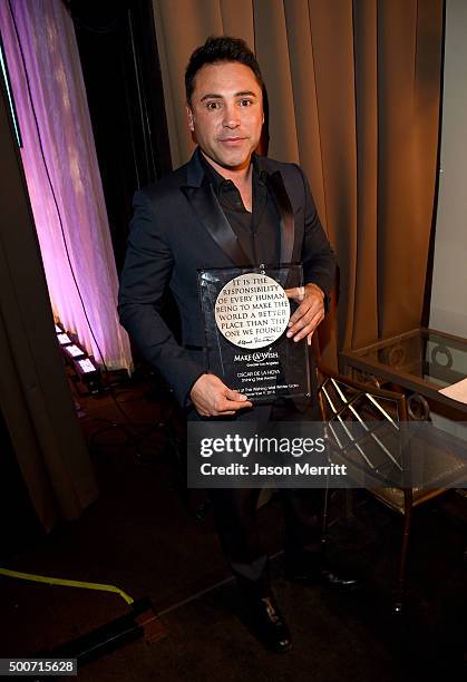 Former boxer Oscar Dela Hoya poses backstage with the Shining Star Honoree Award during Make-A-Wish Greater Los Angeles Honoring Oscar De La Hoya,...