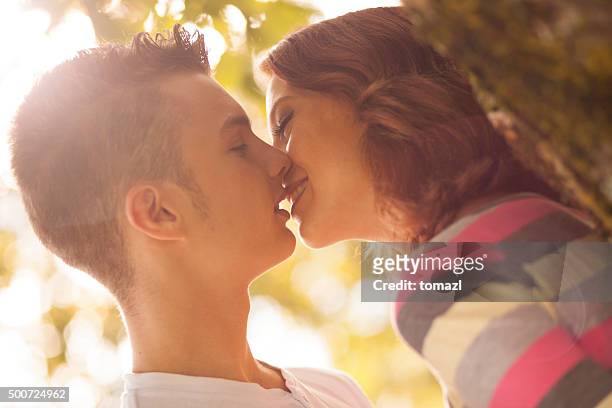 primeiro beijo - first kiss imagens e fotografias de stock