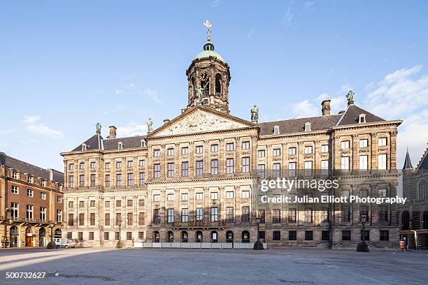 the royal palace in amsterdam - dam amsterdam stockfoto's en -beelden