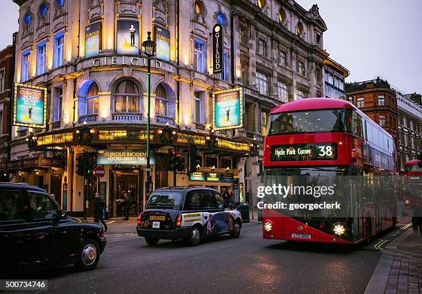 traffic on london's shaftesbury avenue - west end london 個照片及圖片檔