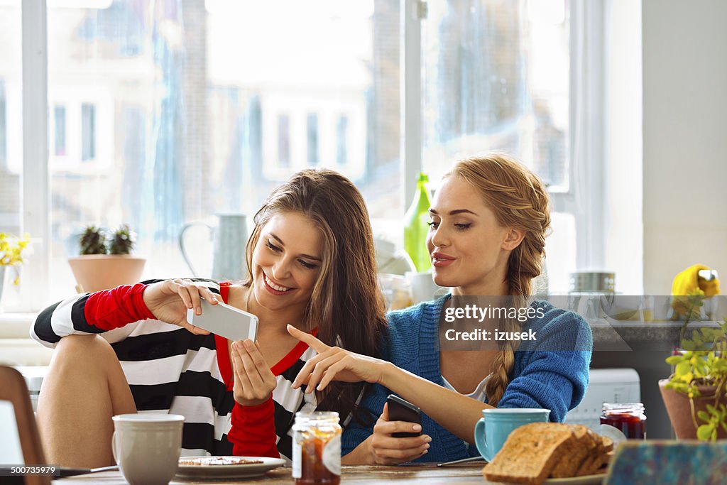 Mädchen mit Smartphones