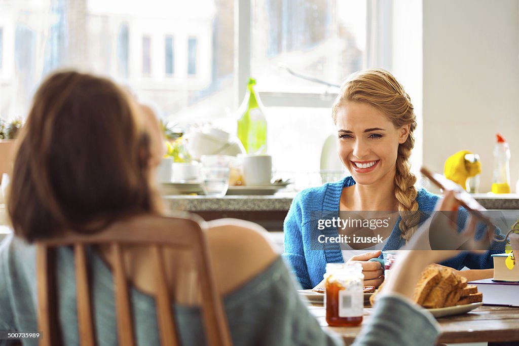 Comer a los compañeros de habitación el desayuno