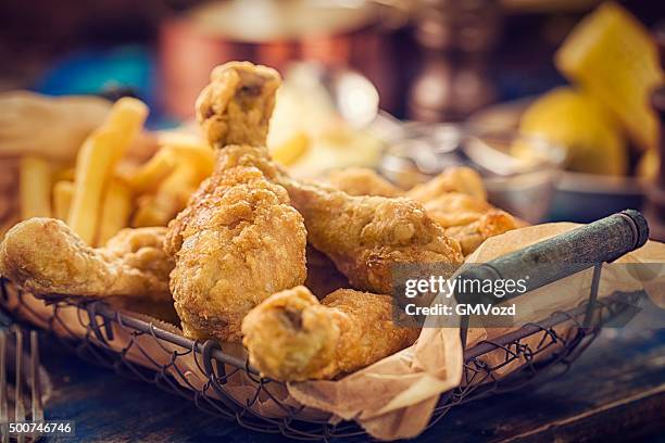 homemade golden fried chicken - gefrituurde kip stockfoto's en -beelden
