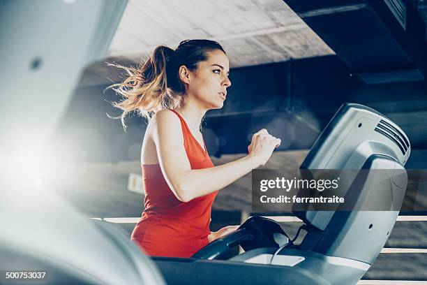 healthy woman running on treadmill - running on treadmill stockfoto's en -beelden