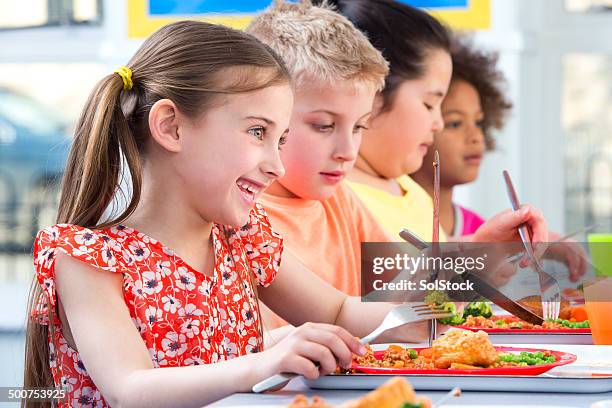 crianças a comer alimentação aos alunos - cantina imagens e fotografias de stock