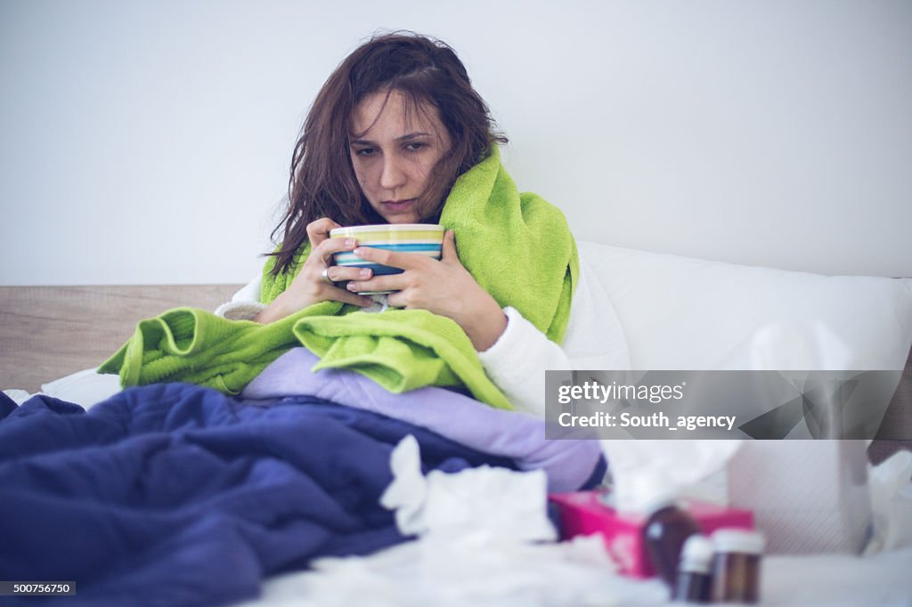 Essen Hühnernudelsuppe und krank im Bett