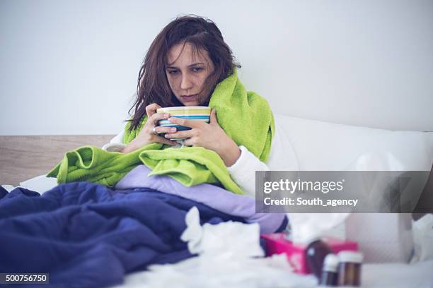 manger la soupe de nouilles au poulet au lit en folie - woman eating chicken photos et images de collection