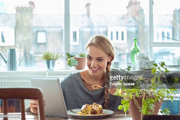 giovane donna a casa - lunch lady foto e immagini stock