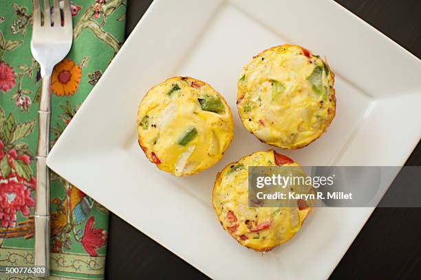 paleo breakfast egg muffins - plato cuadrado fotografías e imágenes de stock