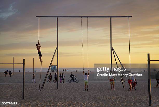 men on the beach excersing, venice beach - venice beach fotografías e imágenes de stock