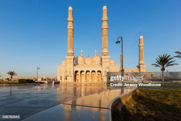 al saleh mosque under blue sky, sanaa, yemen - 薩那 個照片及圖片檔