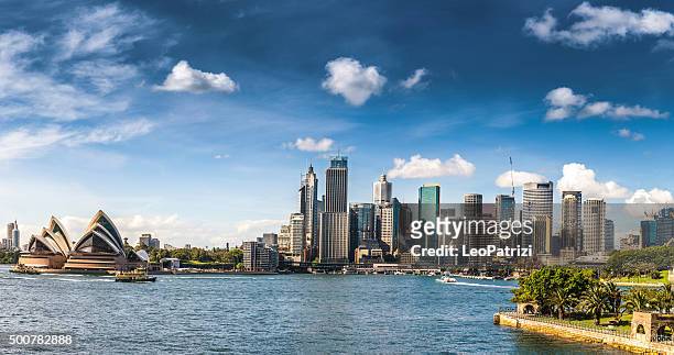 cityscape of sydney downtown and harbor bridge - sydney australië stockfoto's en -beelden