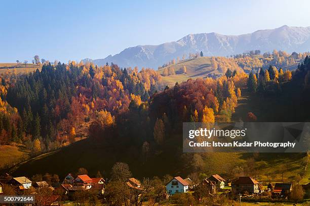 village surrounded by mountains - transilvania fotografías e imágenes de stock