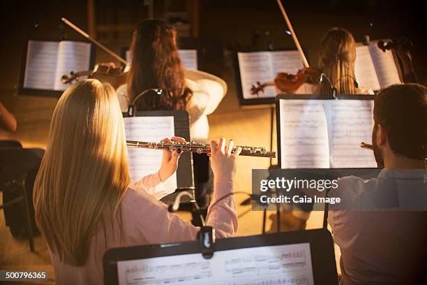 orchestra performing - leggio-per-spartiti-musicali foto e immagini stock