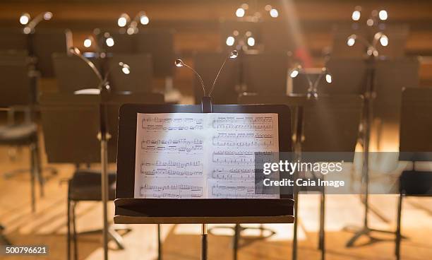sheet music on stand - muziekstandaard stockfoto's en -beelden