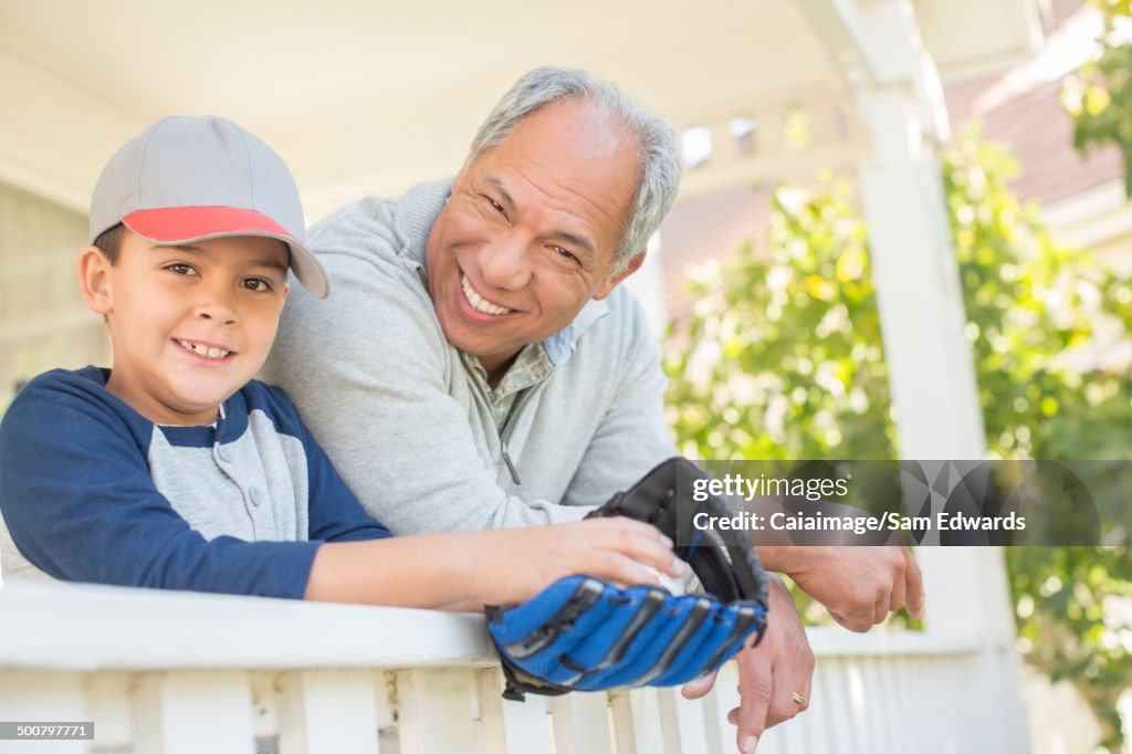Nonno e nipote con guanto da baseball sotto portico