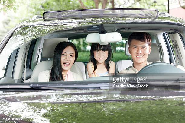 girl with parents - driving car front view stock pictures, royalty-free photos & images