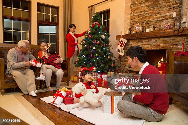 Asian Family Christmas Reunion Photos and Premium High Res Pictures ...