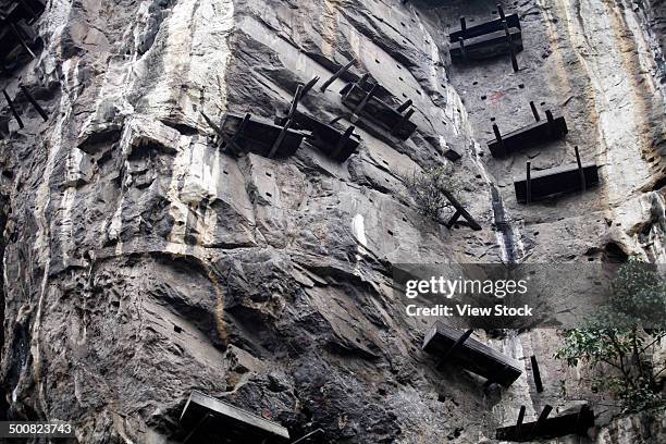 suspended coffins,sichuan,china - cercueil photos et images de collection