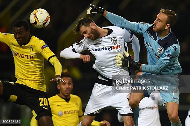 Dortmund's Columbian striker Adrian Ramos vies with PAOK´s goalkeeper Panagiotis Glykos and Stelios Malezas during the UEFA Europa League football...