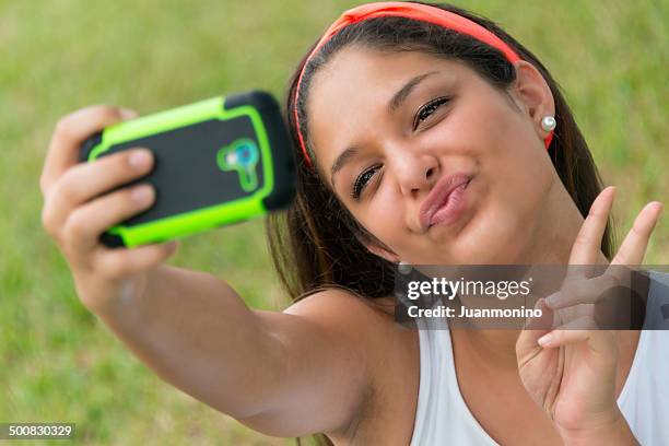 selfie - alleen één tienermeisje stockfoto's en -beelden