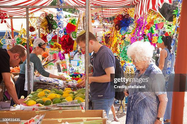 sukkot markt in tel aviv - laubhüttenfest stock-fotos und bilder