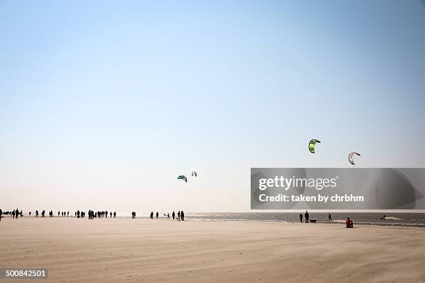 kite surfers on the beach - st peter ording stock pictures, royalty-free photos & images