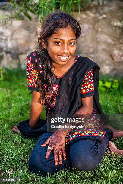 retrato de mulher jovem indiano com tatuagem de henna, jaipur, índia - tatuagem de henna imagens e fotografias de stock