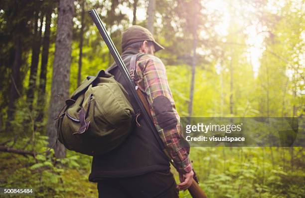 hunter auf eine wanderung durch den wald - hunting stock-fotos und bilder