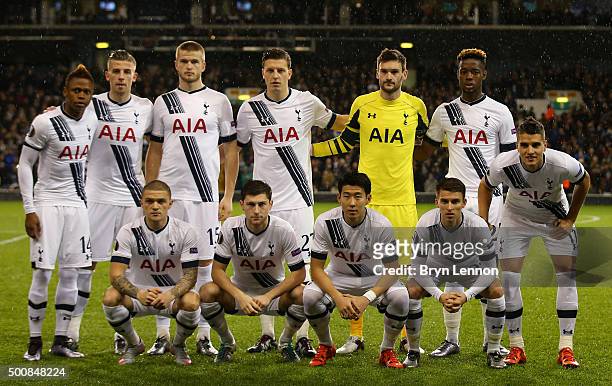 The Spurs players pose for the canmeras prior to kickoff during the UEFA Europa League Group J match between Tottenham Hotspur and AS Monaco at White...