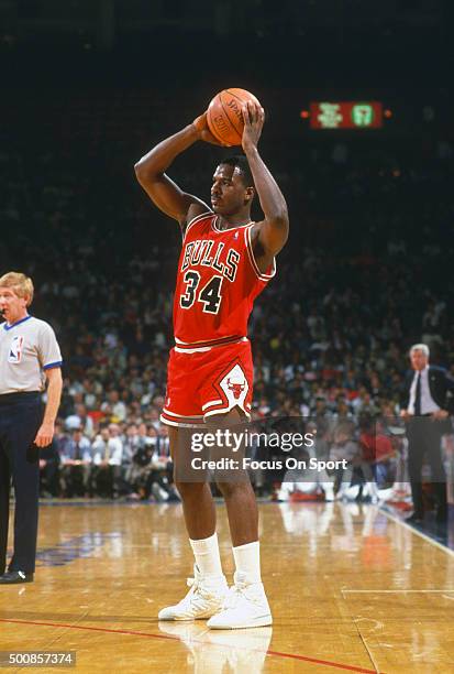 Charles Oakley of the Chicago Bulls looks to pass the ball against the Washington Bullets during an NBA basketball game circa 1986 at the Capital...