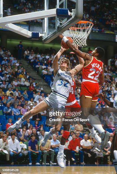 Detlef Schrempf of the Dallas Mavericks shoots over Rodney McCray of the Houston Rockets during an NBA basketball game circa 1985 at Reunion Arena in...