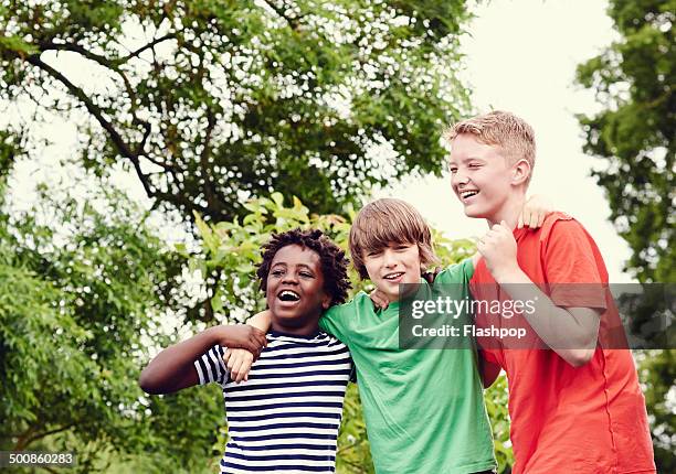 portrait of three boys laughing - kind vor der pubertät stock-fotos und bilder