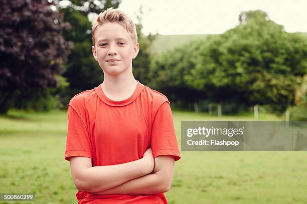 portrait of boy smiling - smiling boy in tshirt stockfoto's en -beelden