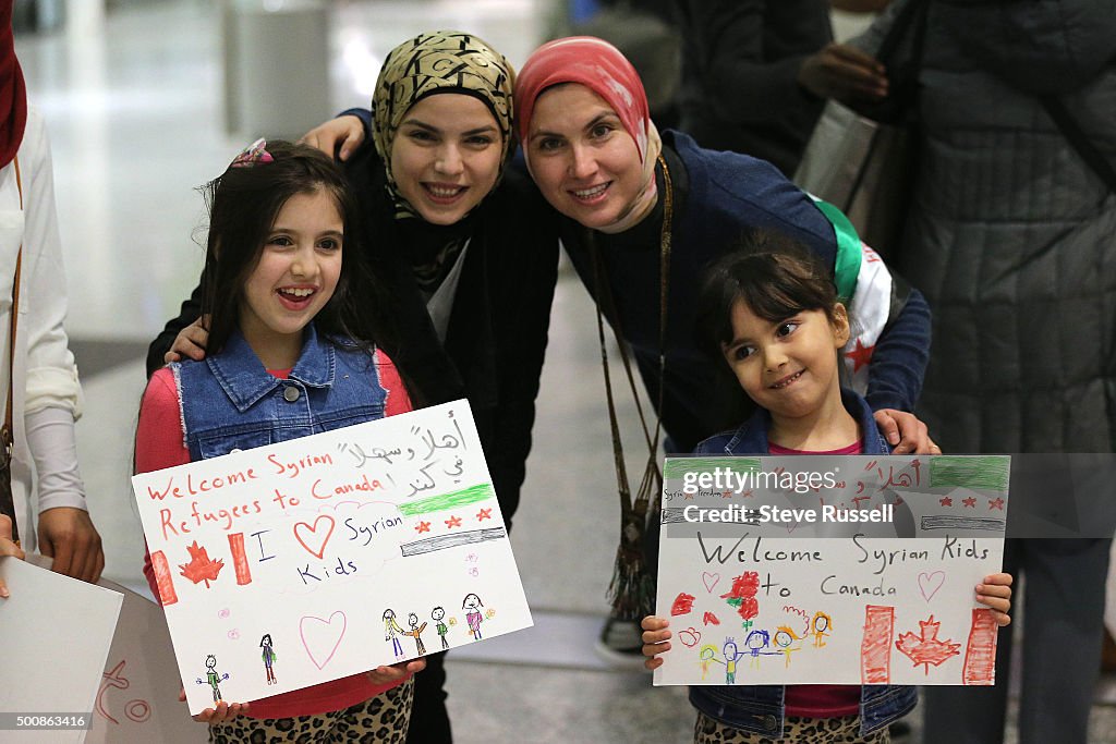 Syrian refugees begin to arrive in Canada