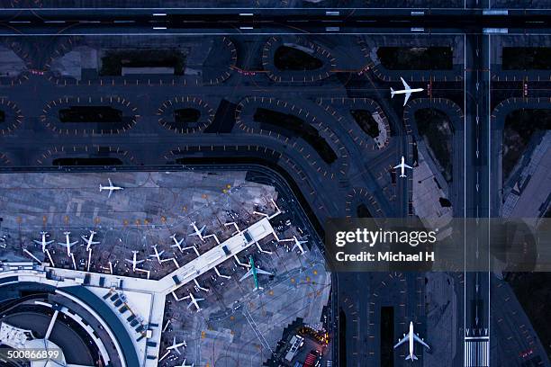 airliners at gates and control tower at jfk, ny - torre de control de circulación aérea fotografías e imágenes de stock