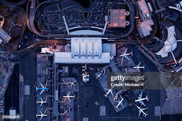 airliners at gates and terminals at jfk,ny - aerial view of airplanes new york usa stock pictures, royalty-free photos & images
