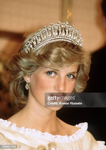 Diana, Princess of Wales wears the Cambridge Lover's Knot tiara and diamond earrings during a banquet on April 29, 1983 in Auckland, New Zealand....