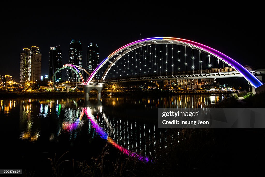 Sipri reed Bridge at night