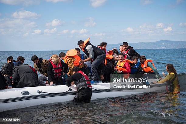 refugee boat arriving on lesbos greece - refugee crisis stockfoto's en -beelden
