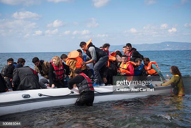 refugee boat arriving on lesbos greece - 難民 個照片及圖片檔