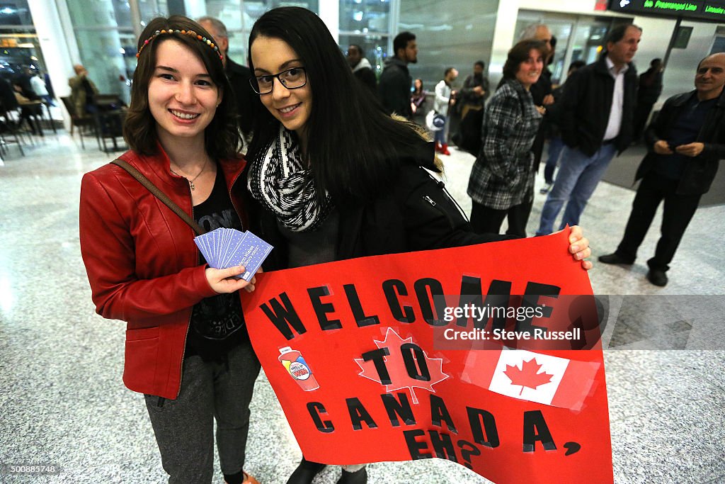 Syrian refugees begin to arrive in Canada