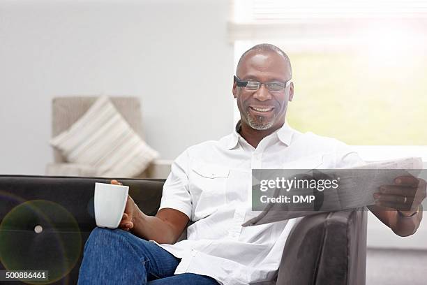smart african uomo maturo con tazza di caffè e giornale - smart glasses eyewear foto e immagini stock
