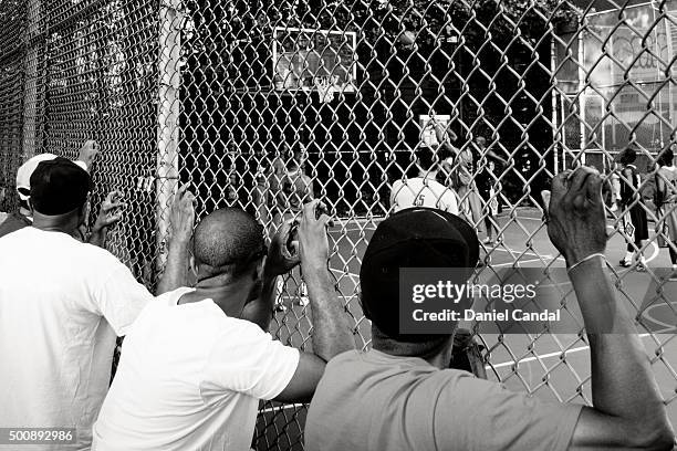 west fourth street courts "the cage" - streetball stock pictures, royalty-free photos & images